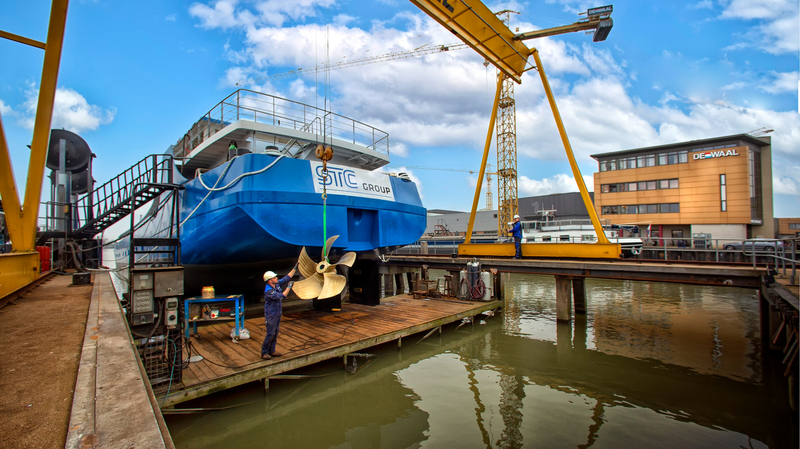 Opleidingsschip AB INITIO in de lift bij De Waal